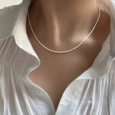 Collier élégant ras-du-cou au niveau de la clavicule