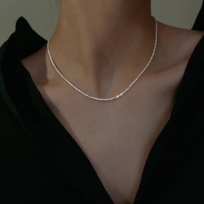 Collier élégant ras-du-cou au niveau de la clavicule